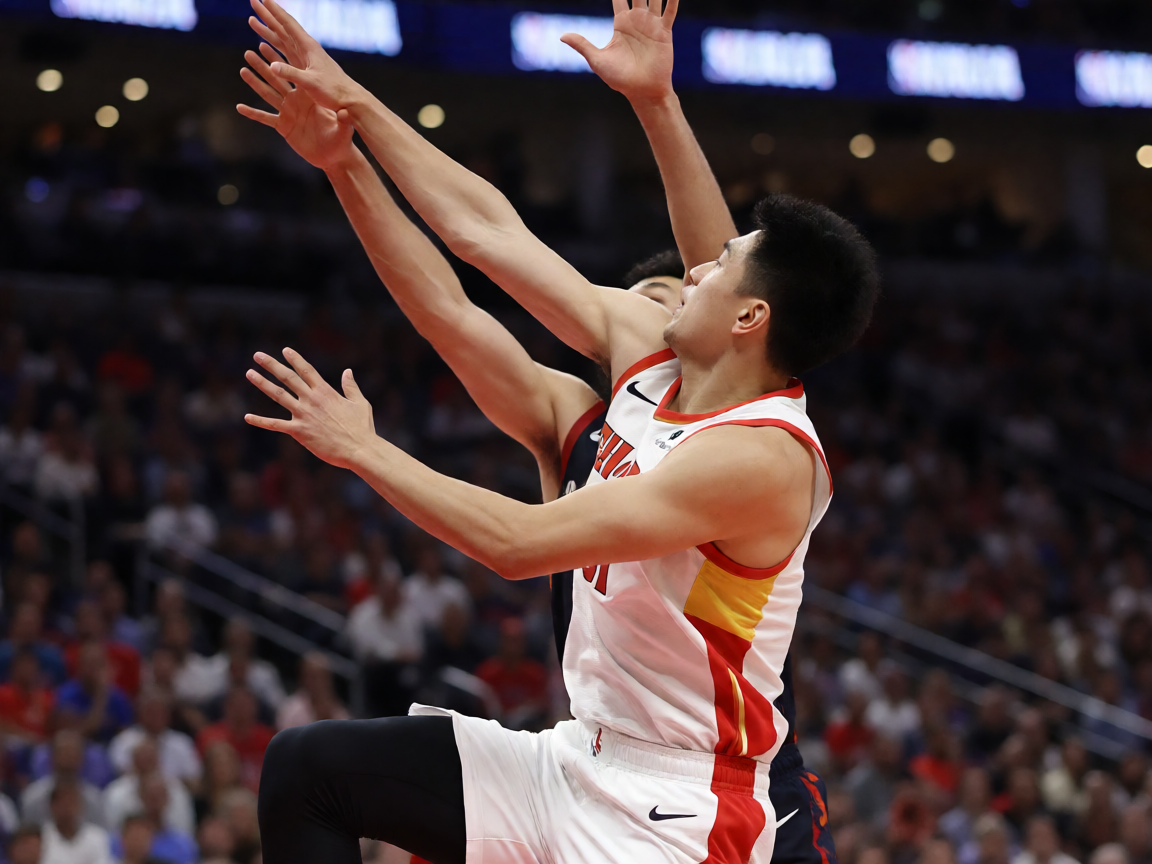 V体育篮球赛事现场，NBA比赛中球员对抗拼抢的场景